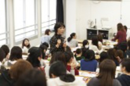 共立女子大学 教員と学生が一緒になって国家試験対策に臨み、毎年全国平均を上回る実績を出しています