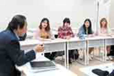 西九州大学 様々な支援方法を考えるために、グループ全員で考えて、発表し、学ぶ授業が多く用意されています。