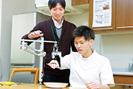西九州大学 作業療法士は、様々な作業を通じて日常動作の回復を訓練する専門職です