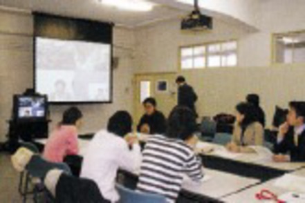 早稲田大学 先進のネットワーク環境を利用してインタラクティブな授業が展開されます