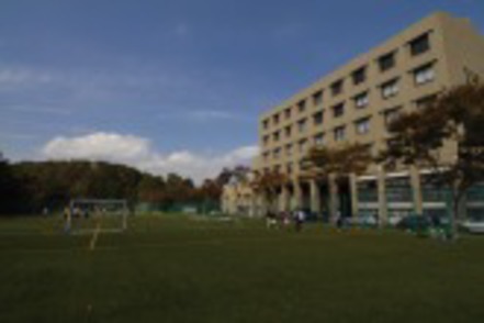 法政大学 スポーツ健康学部棟の横にはフットサルコートがあります。授業はもちろん休み時間にも使用可能