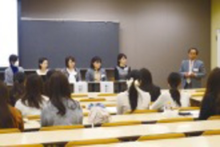 明治大学 女子学生のためのキャリアデザインセミナーなど、学部独自の学生サポートプログラムも充実。