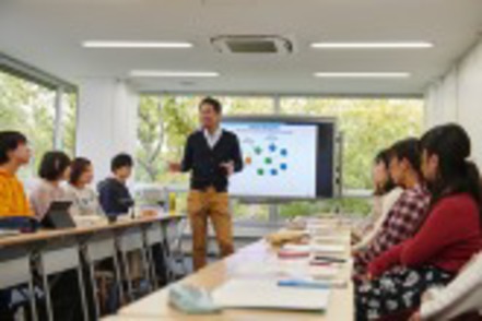 追手門学院大学 4年間すべての学期、少人数のゼミを開講。ここが「学び」のプラットホームです。