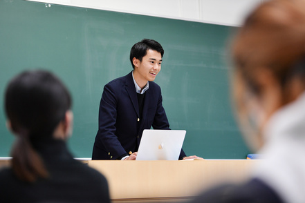 武蔵大学 1年次からゼミを履修。プレゼンの機会も豊富で、論理的に考え、人に伝える力がつきます。