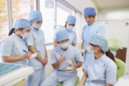 明海大学 1年次の「歯学基礎ゼミ」では、グループでの学修を通じて、歯科医師としての自覚を醸成。