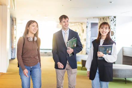 大阪国際大学 英語・中国語インテンシブプログラムは、２年間で集中的に語学力を高める外国語大学に匹敵する充実したカリキュラムです。