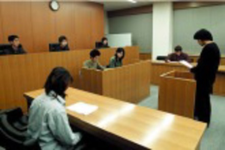 関西大学 法廷教室で裁判をシミュレーション。法曹をめざす人も数多く学んでいます