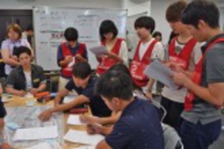 関西大学 3年次の「実践演習」では災害対策本部の運営など、本格的な危機管理のスキルが身に付きます