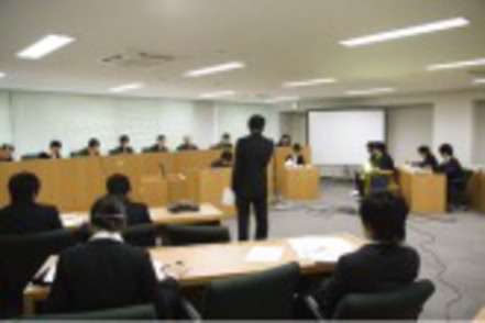 摂南大学 学生が裁判官や弁護士、検察官などを演じる模擬裁判を通じ、裁判の流れを実践的に学ぶ。