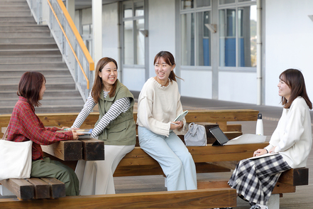 北九州市立大学 国際環境工学部に在籍する全体の4人に1人が女子学生。工学系大学としては大変高い女子率です。