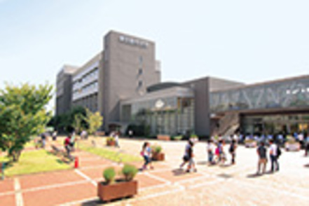 東京都市大学 デザイン・データ科学部は横浜キャンパスで、環境学部、メディア情報学部の学部生や大学院生とともに学びます。