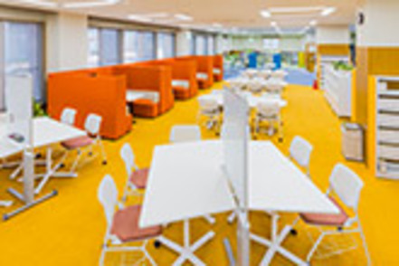 東京都市大学 約13万冊の蔵書を誇る図書館がリニューアル。グループ学習エリアなど、アクティブな行動を促す学修環境が整っています。