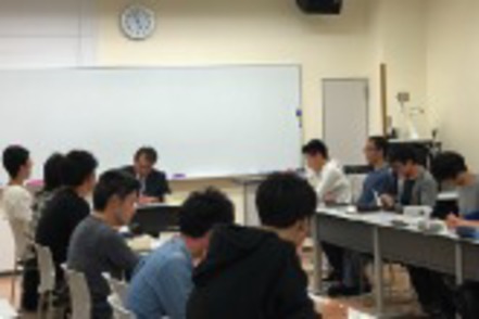 常葉大学 １年次からゼミ形式の演習授業を開講。さまざまな意見が飛び交います