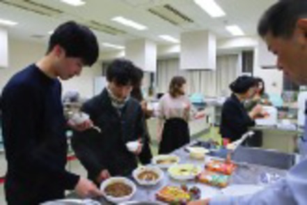 東海学園大学 毎年、企業と共同で「とうがくカレー」の開発に挑戦しています。