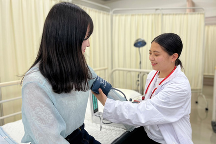 愛知学院大学 養護教諭コースでは医療と連携した健康指導が行えるカリキュラムを用意