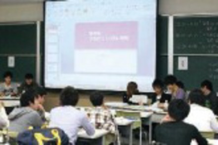 関西学院大学 インターゼミナール大会では、学年を超えて白熱したディスカッションが交わされます