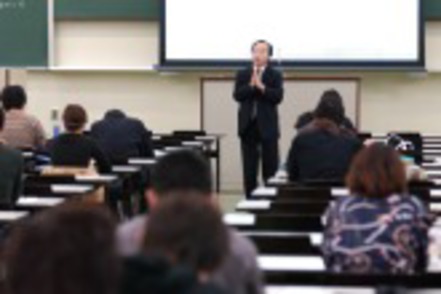 同志社大学 ビジネスの第一線で活躍するゲストスピーカーの講義で、経済活動の現実を知る