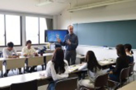 同志社大学 2年次以降の海外留学に備えて1年次から密度の高い語学の授業が行われる