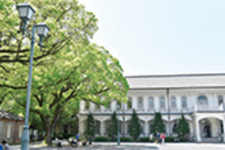 龍谷大学 重要文化財の本館をはじめ、教室棟の北黌・南黌、正門、旧守衛所など、歴史的建造物が佇む大宮キャンパス