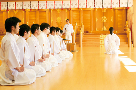 國學院大學 神社の社殿を模した祭式教室では、神職を目指す学生たちが実習に励んでいます。