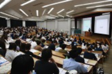 大東文化大学 経営学科の講演会。企業の要職にある人を招き現場経験での実践に基づいた経営理論を聞きます。