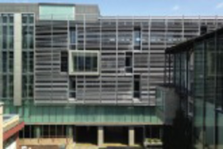 関東学院大学 建築・環境棟は、ここからさまざまな技術を学べる生きた教材になるようデザインされています。