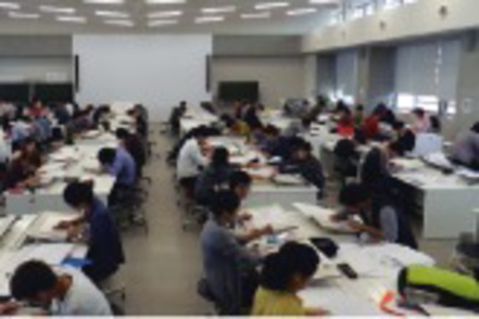 関東学院大学 建築設計製図が行われる製図室。学生は課題にいそしんでいます。