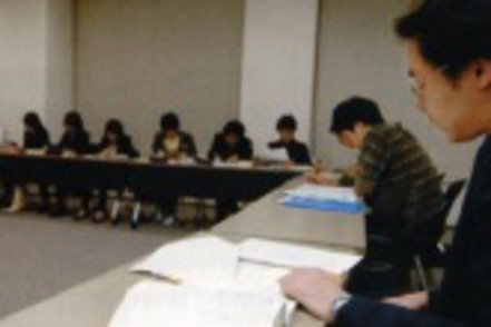 上智大学 4年次必修演習（ゼミ）風景。習得した法律学の知識を駆使し、さらに力を伸ばします。