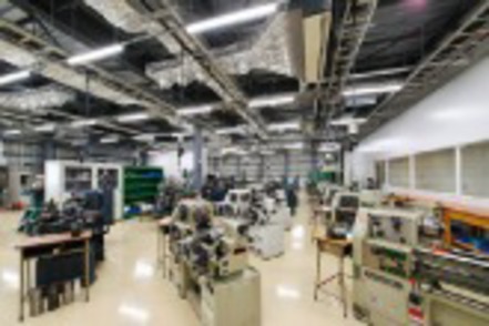 北海道科学大学 機械工作工場には、旋盤や5軸マシニングセンタ、巨大定盤などを完備