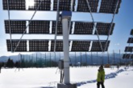 北海道科学大学 大学構内にある「太陽光追尾型両面太陽光発電システム」