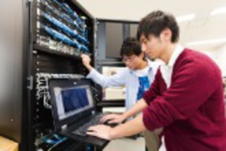 千葉工業大学 LAN管理に必要な専門知識・スキルを身につける実習風景