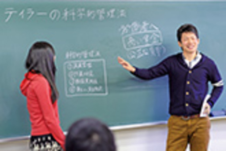 京都先端科学大学 経済経営学部の教育スタイルは実践重視。実務経験豊富な教員や外部講師から直接講義を受ける機会を多く設けています