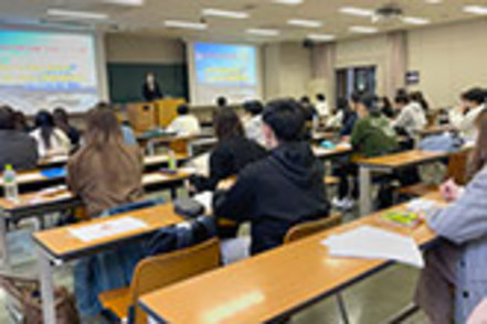 甲南大学 神戸市と連携した「自治体のしくみと仕事」の授業では、神戸市職員から自治体行政と法のつながりを学ぶ貴重な機会を提供します。