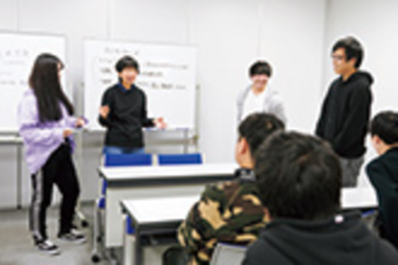 大阪商業大学 経営学科では「経営」「会計」「情報」を、商学科では「流通」と「マーケティング」を柱に学びます