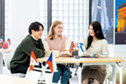 西南学院大学 グローバル・スチューデント・ラウンジは、学生が留学生と活発に国際交流できるスペース