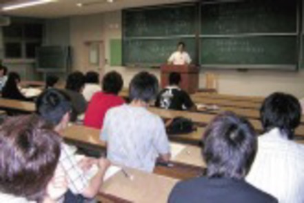 福岡大学 公務員試験等研究部会では、レベルに応じた効果的な学習プログラムを組み、支援をしています