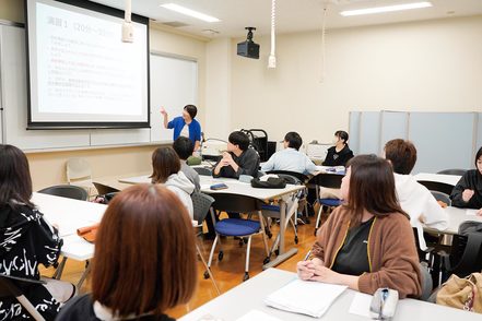 埼玉学園大学 教員が一人ひとりの学生の顔を把握し、それぞれに合った教育指導を丁寧に行っています