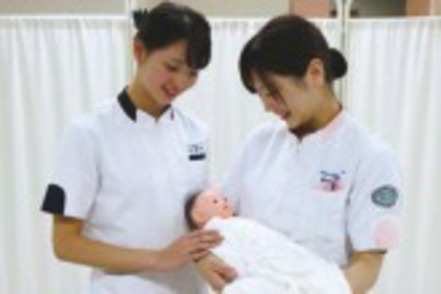 国際医療福祉大学 看護学科の授業：写真は新生児の抱き方や観察の仕方を学んでいます