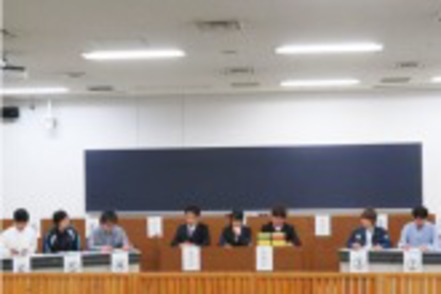 東洋大学 毎年秋に行われる法律討論会。部門別の優秀者には学部長杯が授与されます。