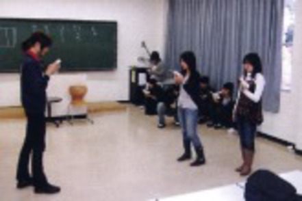 和光大学 専門科目「劇を作る」：脚本家、演出家として活躍する教員が指導し、学生が演じます