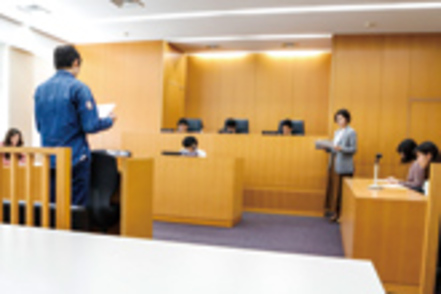 南山大学 法廷教室で裁判の仕組みや流れを理解します。