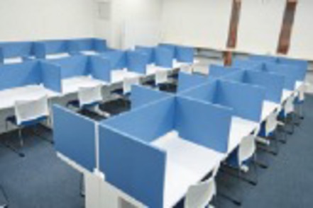 白鴎大学 公務員を志望する学生が自由に活用できる「公務員試験対策室」。学習に集中することができます