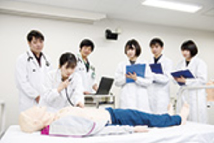 松山大学 薬剤師の患者対応能力を高めるフィジカルアセスメント実習にも取り組む