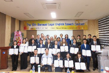 神戸学院大学 日中韓5大学による英語スピーチ大会に参加し、自国や国際問題における政治・法律問題について英語でプレゼンテーションを発表