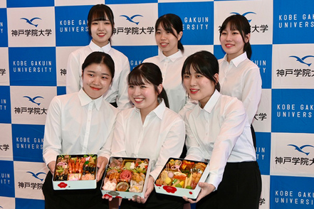 神戸学院大学 7年連続で、栄養学部の学生と阪神百貨店、まねき食品がタッグを組み、おせち「はな結び」を発売！