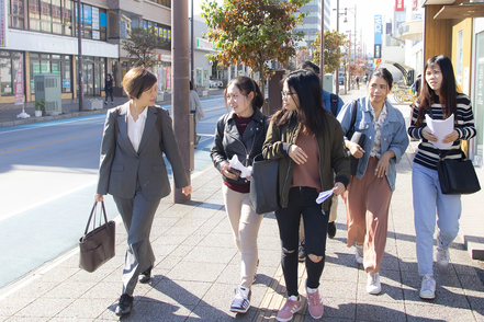 聖学院大学 地域のお祭りなどでのフィールドワークも交え、マーケティングの手法も学びながら取り組むゼミも。