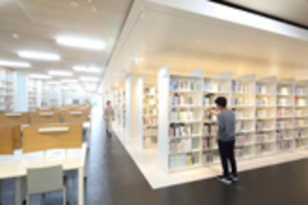東京経済大学 アクティブラーニングに対応した図書館は、経済学部の学生たちの活動拠点