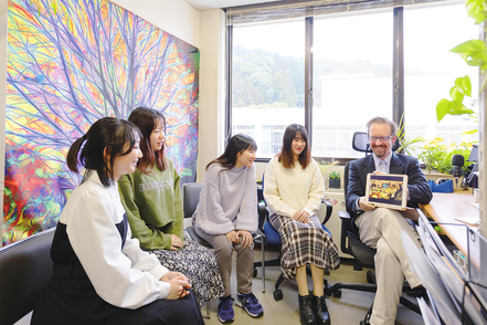 筑紫女学園大学 《英語学科》実践的な英語力と人間力を磨き、グローバルな舞台で輝く女性を目指す