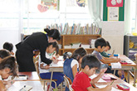 九州女子大学 実践力養成のため、地域の学校等でボランティア活動を行うグリーンティーチャー。九女ならではの活動です（児童・幼児教育学科）