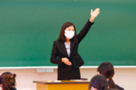 九州女子大学 人間科学部では児童・幼児教育学科、心理・文化学科ともに教員採用試験対策に低学年から取り組み合格に向けてサポートしています